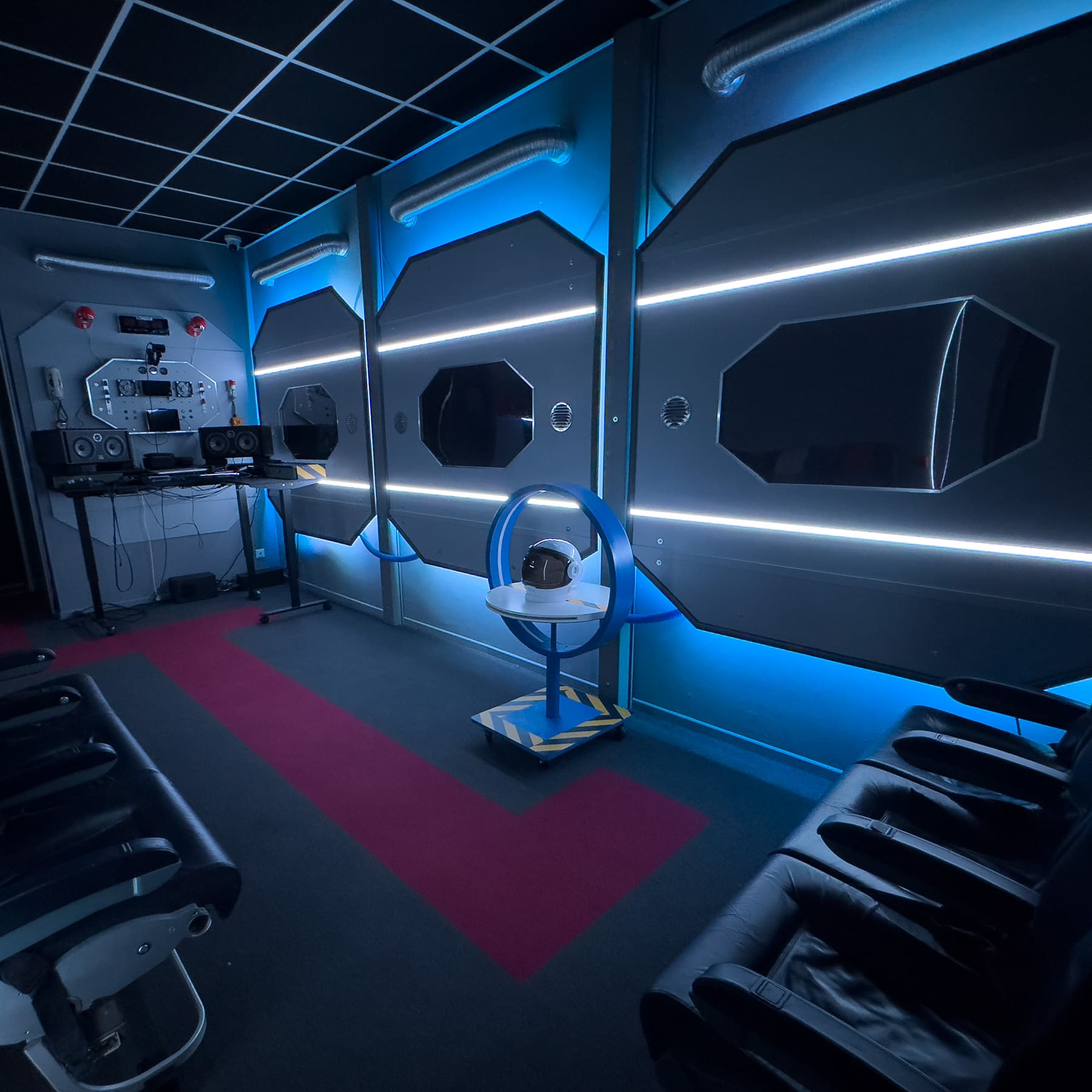 studiohoek die op een ruimteschip lijkt, met sfeerverlichting